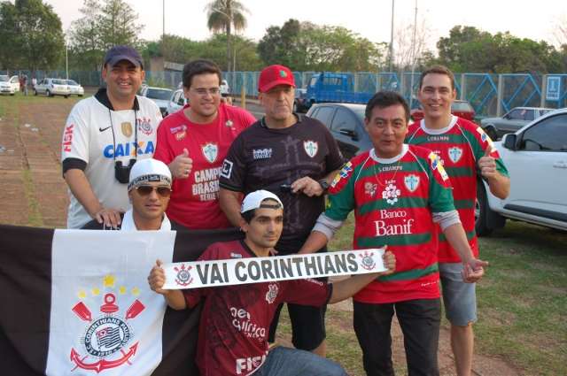 Em dia at&iacute;pico no Moren&atilde;o, torcida faz festa em clima de paz