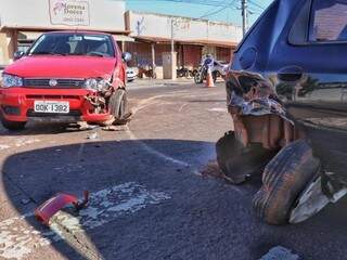 Os carros ficaram danificados (Foto: Henrique Kawaminami) 