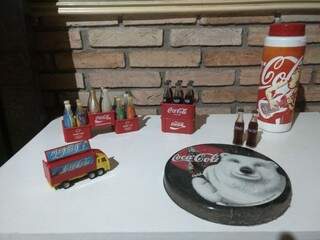 Mesa de Yuri com itens promocionais da coca-cola que um dia foram febre da garotada (Foto: Arquivo Pessoal)