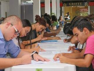 Corredor da reflexão: jovens tentam passar na prova para conseguir o primeiro emprego (Foto: Marcos Maluf)