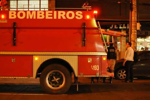 Fuma&ccedil;a e suspeita de inc&ecirc;ndio em loja causa transtorno em rua do centro