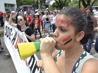 Com apitos, cara pintada e faixas alunos se mobilizam contra o corte da verbas. (Foto:Minamar Júnior)