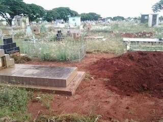 O mato tomou conta do cemitério tornando difícil até mesmo o acesso aos túmulos. (Foto: Repórter News)