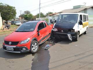 Saveiro e Van escolar se envolveram em acidente no bairro Tijuca II, em Campo Grande (Foto: Minamar Júnior)