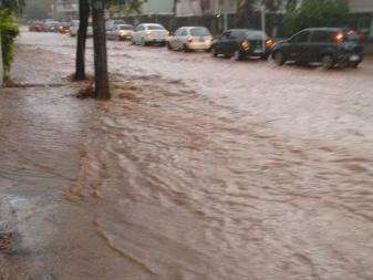 Temporal atinge v&aacute;rias regi&otilde;es da cidade e j&aacute; provoca alagamentos