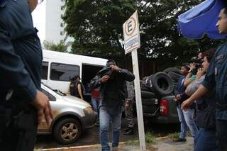 Foi preciso uma van para levar policiais à Corregedoria. (Foto: Fernando Antunes)