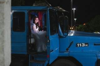 A noiva entrou no caminhão ao final do evento (Foto: Yuri Marinho)