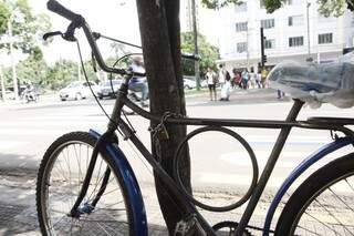 Postes, placas e parquímetros viraram &quot;estacionamento&quot; para as bicicletas (Foto: Cleber Gellio)