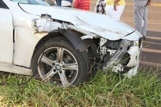 A frente da BMW ficou danificada com o impacto. (Foto: Cleber Gellio)