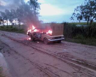 Ninguém foi visto perto do veículo que estava em chamas. (Foto: Divulgação)