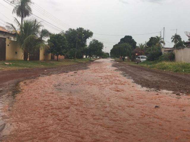 Chuva vem fraca, atinge regi&atilde;o central e causa transtornos em bairro