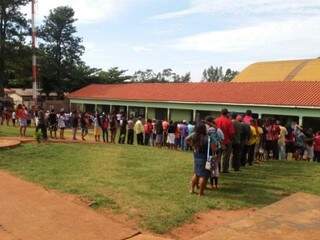Eleitores formam fila para votar na seção eleitoral da aldeia indígena Porto Lindo (Foto: Cassia Renata/Divulgação)