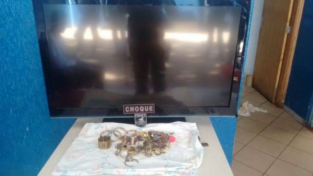 Adolescentes s&atilde;o apreendidos ap&oacute;s ca&iacute;rem de moto com televis&atilde;o furtada