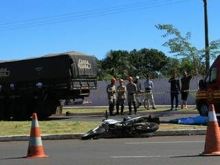 A cena da tragédia na Lúdio Martins Coelho; o caminhão, moto caída e o corpo estendido no chão (Foto: Marina Pacheco)
