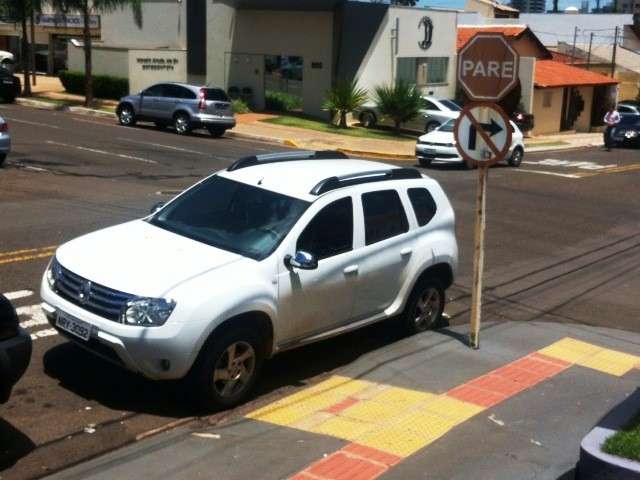 Leitor flagra carro estacionado na contram&atilde;o e obstruindo passagem