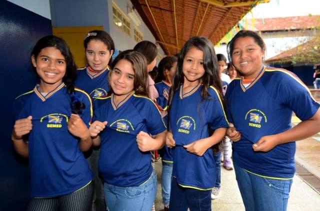 Alunos da rede p&uacute;blica de ensino recebem novo uniforme da prefeitura 