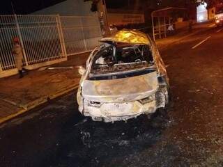 Carro destruído pelo fogo depois do acidente (Foto: Direto das ruas)
