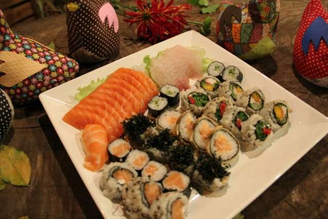 Sushi &eacute; servido em quintal encantador, por especialista em pratos autorais