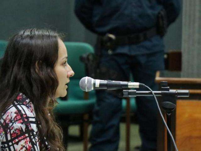 Acusada se confunde com v&aacute;rias vers&otilde;es sobre assassinato em pra&ccedil;a