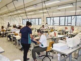 Um dos cursos oferecidos é o de costureiro industrial do vestuário (Foto: Assessoria/ Senai)