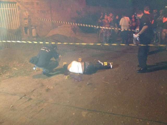 Solto h&aacute; tr&ecirc;s semanas, jovem &eacute; executado com 7 tiros no Santa Em&iacute;lia