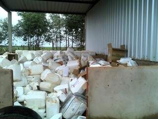 Embalagens de agrotóxico descartadas irregularmente. (Foto: PMA)