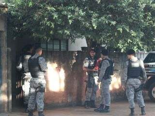 Policiais militares em residência alvo de operação (Fotos: Jornal da Nova)