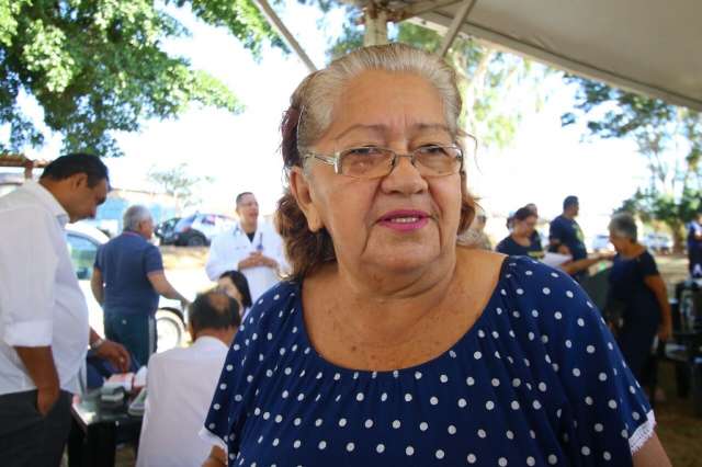 Comunidade se re&uacute;ne e oferece atendimento a moradores em pra&ccedil;a