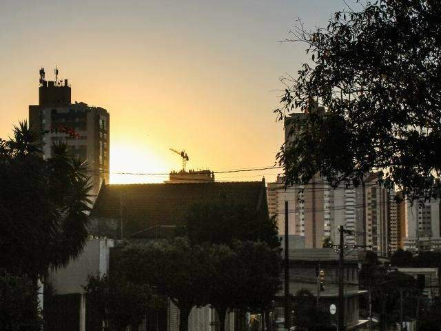 Inmet prev&ecirc; domingo de c&eacute;u parcialmente nublado e tempo seco em MS