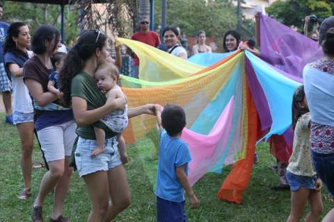 Mamães e bebês testam, na praça, a experiência de dançar como se fossem um só