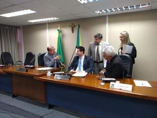 Deputados que compõem a Comissão de Constituição de Justiça: Barbosinha, Renato Câmara e Cabo Almi (sentados) e Lídio Lopes (de pé) Foto: Leonardo Rocha)