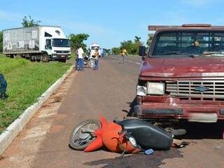 Motocicleta foi arrastada por 150 metros após colidir com caminhonete (Foto: Radio 90 Fm)