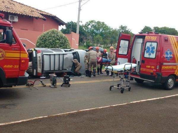 Motorista desrespeita o &quot;Pare&quot;, carro capota e 3 mulheres ficam feridas
