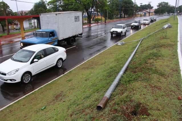 Chuva derruba poste de luz na Avenida Noroeste