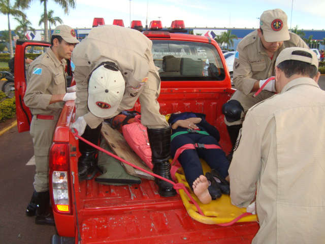  Sem viatura, bombeiros transportam v&iacute;tima em carroceria em Ponta Por&atilde;
