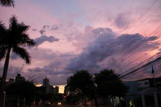 O tempo amanheceu nublado em Campo Grande e deve permanecer assim durante todo o dia. (Foto: Marcos Ermínio) 