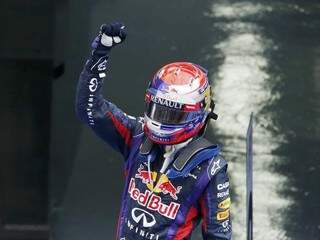 Vettel comemora a oitava vitória na temporada. (Foto: Reuters)