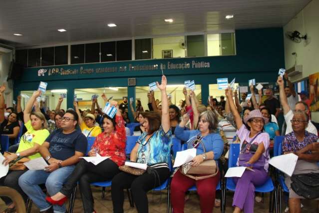 Professores querem 100% do piso at&eacute; 2018 e mant&eacute;m indicativo de greve