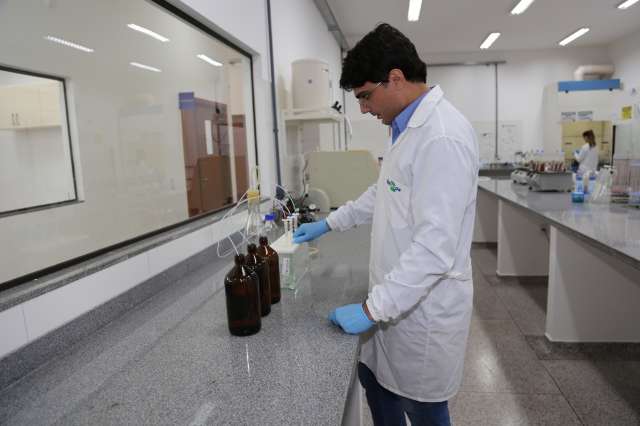 Laborat&oacute;rio monitora quanto de veneno vai parar nos rios da regi&atilde;o sul