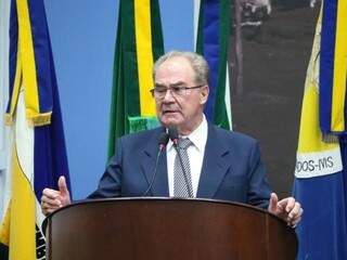 Idenor Machado fala na tribuna da Câmara de Dourados; ele vai reassumir mandato após dez meses (Foto: Thiago Morais)