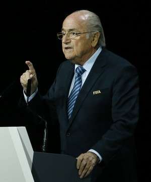 Em meio &agrave; crise e pris&otilde;es por corrup&ccedil;&atilde;o, Blatter &eacute; reeleito na Fifa