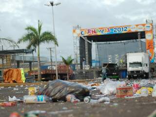Quem passou pela avenida Fernando Corrêa da Costa nesta manhã encontrou muito lixo (Foto: Marlon Ganassin)