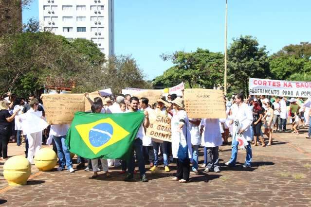 Com festa e protesto, celebra&ccedil;&atilde;o do Dia do Trabalho re&uacute;ne 3 mil pessoas 
