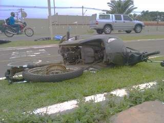 Moto ficou totalmente destruída em colisão com automóvel (Foto: Ricardo Campos Jr.)