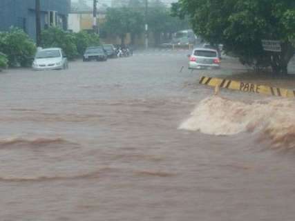 Chuva causa alagamentos e leva transtornos à população de Ivinhema