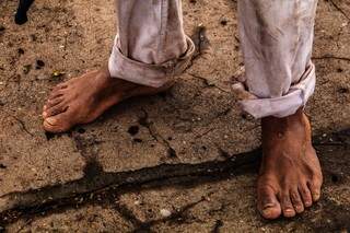 Nas ruas, encontramos Weydman com roupas surradas, os pés descalços e a pele escondida pela sujeira. (Foto: Marcos Ermínio)