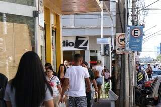 Consumidores caminham no centro da cidade na tarde de sábado (8) (Foto: Henrique Kawaminami)