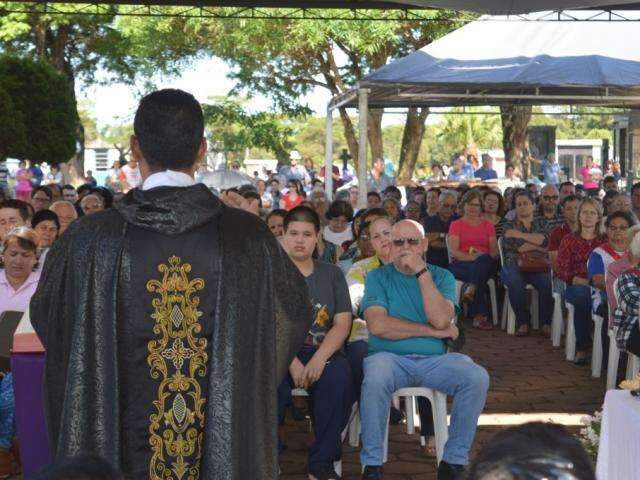 Quatro missas s&atilde;o celebradas durante o Dia de Finados em cemit&eacute;rios
