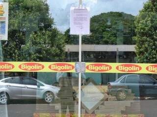 Justiça mandou lacrar lojas da Bigolin em Campo Grande. (Foto: Henrique Kawaminami)