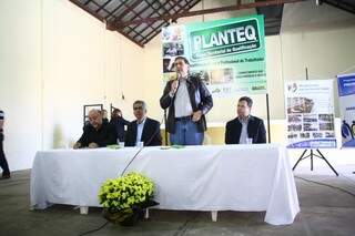Evento ocorre em incubadora com a presença de prefeito e diretor-presidente da Funsat  (Foto: Marcos Ermínio)